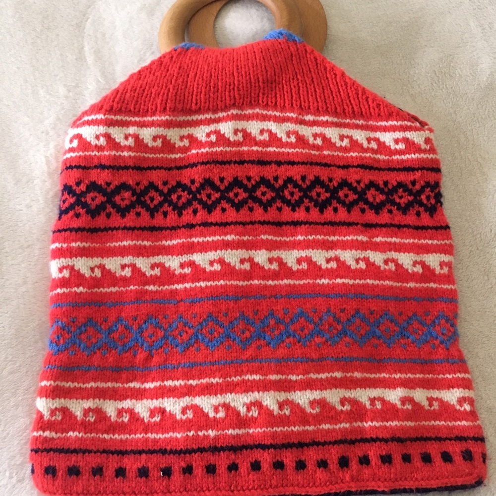 Vintage knitted bag with wooden handles.